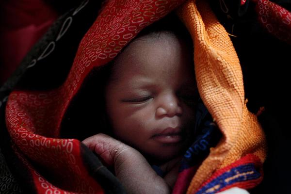 南スーダンの西バハル・アル・ガザール州のワーウ病院で生まれた新生児。 ©UNICEF/NYHQ2011-0453crop/Veronique de Viguerie