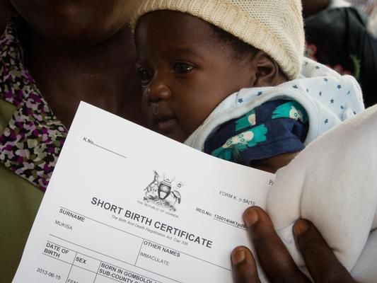 ウガンダのムラゴ病院で携帯届出システム (MobileVRS) により発行された出生証明書と子ども ©UNICEF/ UGDA201300588/ Michele Sibiloni