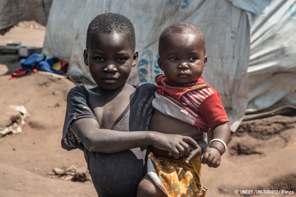 武装勢力の攻撃によりタンガニーカ州の村からKalemie近くの国民避難民キャンプに逃れた子どもたち。(コンゴ民主共和国、2021年7月撮影) © UNICEF_UN0490902_Wenga