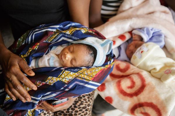 病院で母親に抱かれる子ども（シエラレオネ） © UNICEF/SLRA2013-0821/Olivier Asselin 
