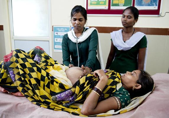 健診を受ける妊娠9か月の母親（インド）© UNICEF/INDA2013-00356/Manpreet Romana 