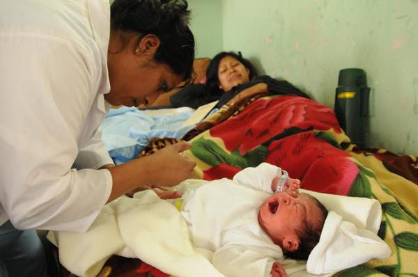 ユニセフが支援する病院で破傷風のワクチンを受ける新生児と母親。（グアテマラ） © UNICEF/NYHQ2012-2264/Susan Markisz 