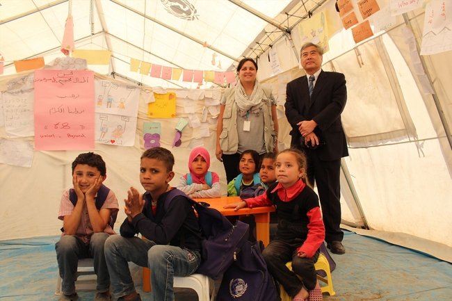 テントの学校での授業を見学する大塚大使©UNICEF Lebanon/2014