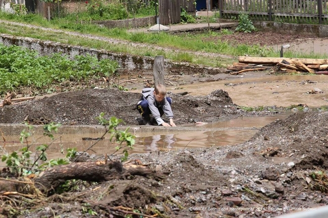 洪水で220万人以上が被災。　©UNICEF Bosnia and Herzegovina/ 2014 /Panjeta and Subasic 