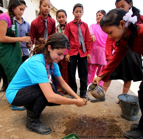 適切な手洗いの方法を子どもたちと一緒に実施するセレーナ・ゴメス大使。©Courtesy of U.S. Fund for UNICEF/Josh Estey/MataHati