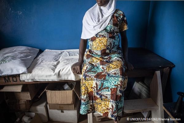 診療所で妊産婦健診を受ける10代の女の子（ガーナ）© UNICEF/UNI162262/Glenna Gordon