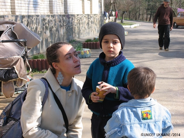 リヴィウ（ルヴィヴ）州で避難民の子どもと話すユニセフ・ウクライナのモニタリング評価スペシャリスト©UNICEF UKRAINE/2014