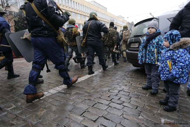 キエフにてデモ参加者を見つめる子どもたち　©UNICEF UKRAINE/2014/V.Musienko