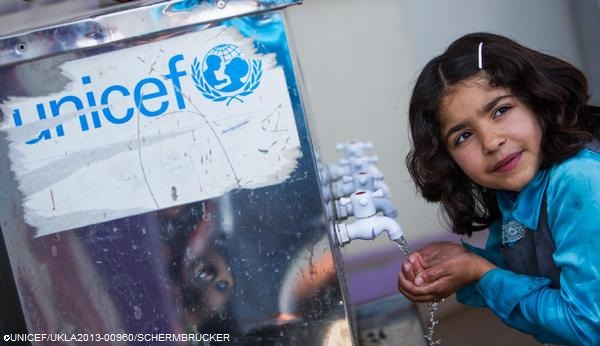 イラク北部のドミーズ難民キャンプにある学校で水を飲む少女©UNICEF/UKLA2013-00960/SCHERMBRUCKER