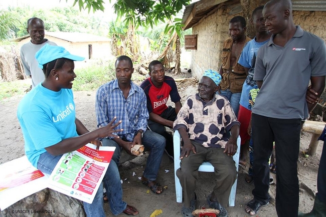 エボラの発症が報告されるリベリアで、ユニセフは保健省やパートナー団体と協力し、啓発活動を実施。©UNICEF Liberia/2014