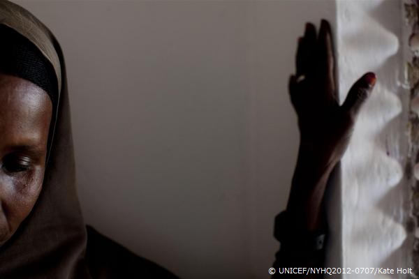 紛争から逃れ、身を寄せていた避難先でレイプの被害にあった女性。4人の子どものうち、17歳の娘は殺害された。（ソマリア）© UNICEF/NYHQ2012-0707/Kate Holt