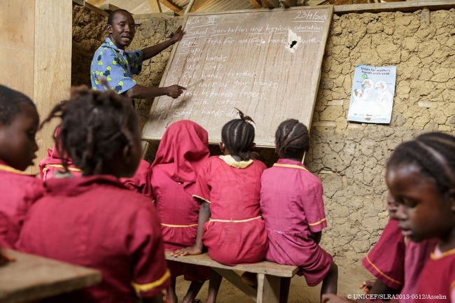 学校で授業を受ける子どもたち（シエラレオネ）© UNICEF/SLRA2013-0512/Asselin