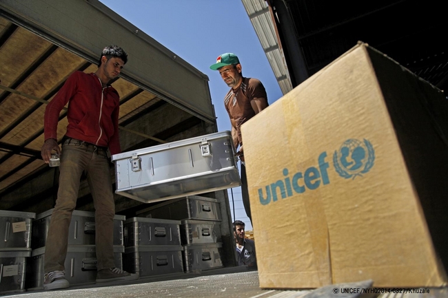 イラク北部の町アルビールにあるユニセフの倉庫で支援物資のレクレーションキットをトラックに積むスタッフ © UNICEF/NYHQ2014-0827/Khuzaie