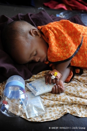 ユニセフが支援している病院で眠る、下痢による治療を受ける子ども（ソマリア）© UNICEF/NYHQ2011-2439/Grarup