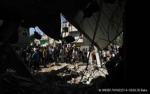 空爆で破壊された家に集まる人々（ガザ地区） © UNICEF/NYHQ2014-0898/El Baba