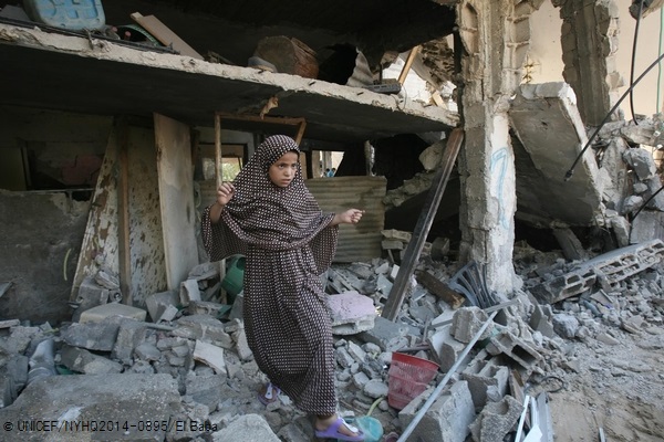 空爆で破壊されたガザ地区にある自宅の中を歩く少女 © UNICEF/NYHQ2014-0895/El Baba 