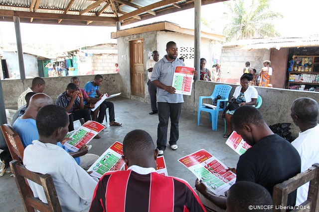 リベリアで、エボラ出血熱の予防法について説明するスタッフ。©UNICEF Liberia/2014