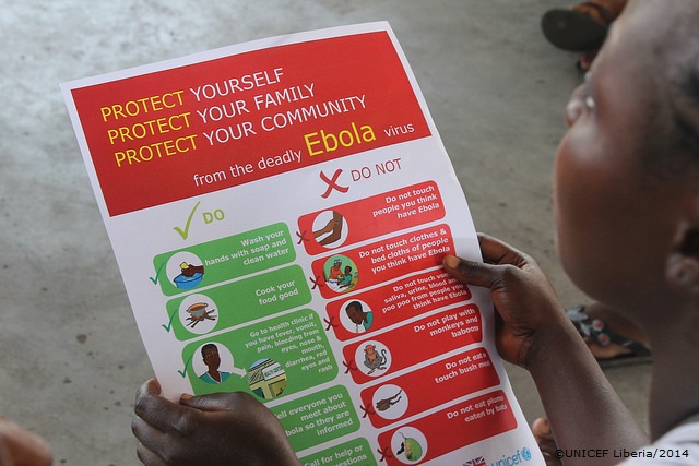 リベリアで、エボラ出血熱の予防法がのったパンフレットを手に取る女性。　©UNICEF Liberia/2014