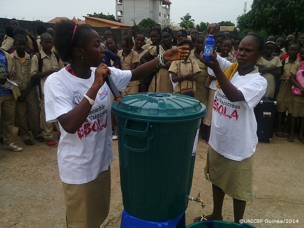 ユニセフとパートナー団体はギニアの学校でエボラ出血熱の予防法を教えている。　©UNICEF Guinea/2014
