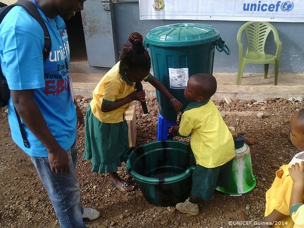ギニアの学校でエボラ出血熱の啓発活動が行われ、正しい手洗いを教える様子。　©UNICEF Guinea/2014