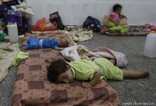 ガザ地区にある学校に避難しているパレスチナの子どもたち。© UNICEF / Eyad El Baba/2014