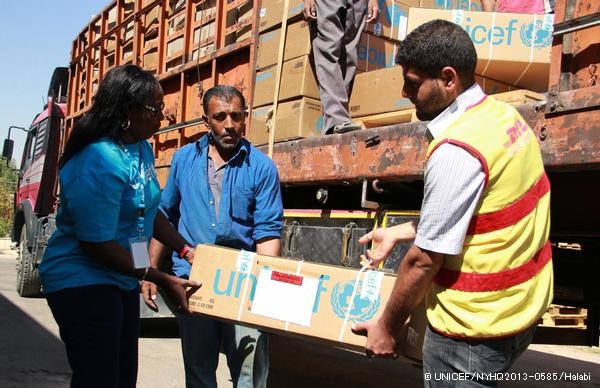 支援物資を運ぶ様子　© UNICEF/NYHQ2013-0585/Halabi