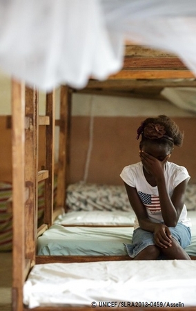 女性性器切除を執り行う切除師になるための訓練を受けさせようとしていた家族の元から逃げてきた10歳の女の子。（シエラレオネ）© UNICEF/SLRA2013-0459/Asselin