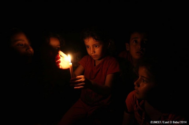 ガザ南部のラファ（Rafah）での戦闘後、家族らとともに学校に避難してきたパレスチナの子ども （7月21日撮影）©UNICEF/Eyad El Baba/2014