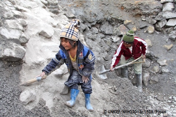 鉱山で働く5歳の子どもと母親　© UNICEF/NYHQ2013-1508/Pirozzi