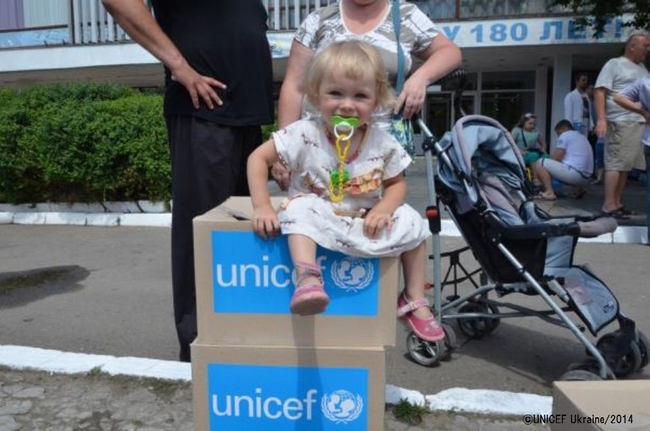 ユニセフは赤ちゃん用の衛生キットなどを配布。©UNICEF Ukraine/2014