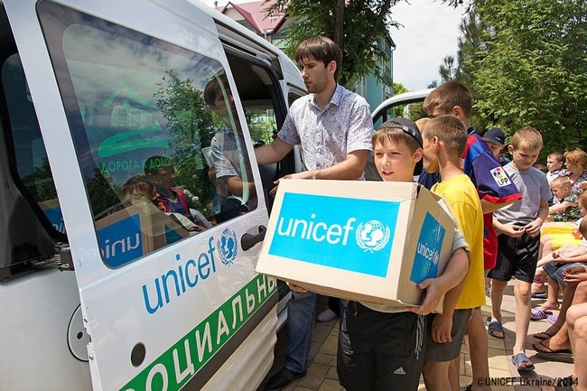 避難している子どもたちにレクレーションキットを配布。©UNICEF Ukraine/2014