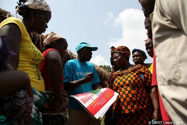 ユニセフは感染拡大を阻止するため、エボラに関する正しい知識と予防法を伝えている。© UNICEF Liberia / 2014