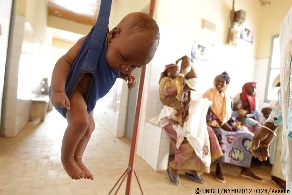 保健センターで体重を測る赤ちゃん。（ニジェール）© UNICEF/NYHQ2012-0328/Asselin