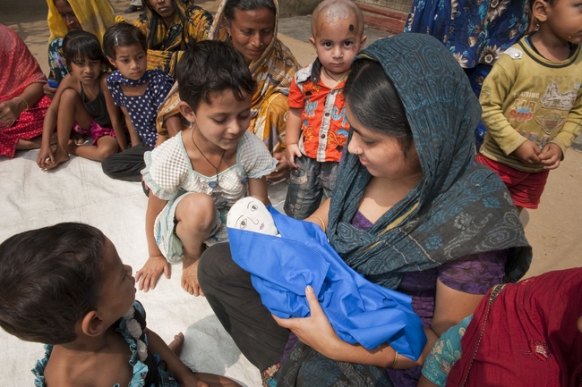 コミュニティで妊産婦に新生児のケアについて講習する保健師（バングラデシュ）©UNICEFBANA2013-00149AHSAN KHANBANGLADESH