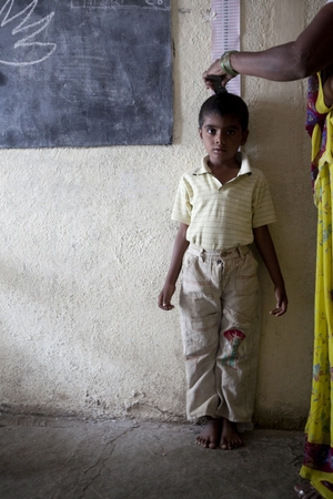 背を測る男の子（インド）© UNICEF/INDA2012-00173/PRASHANTH VISHWANATHAN