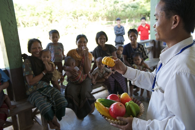  栄養のバランスのとれた食事の必要性をおもちゃのフルーツを使って母親に説く保健師（ラオス）© UNICEF/NYHQ2012-1890/SHEHZAD NOORANI