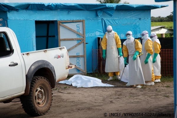 防護服を着てエボラ治療ユニットで治療にあたる保健員。© UNICEF/NYHQ2014-1027/Jallanzo