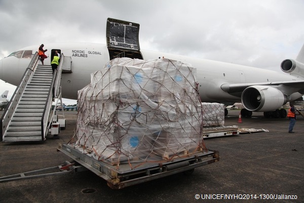 エボラ出血熱の支援のために空輸された緊急支援物資（リベリア）© UNICEF/NYHQ2014-1300/Jallanzo
