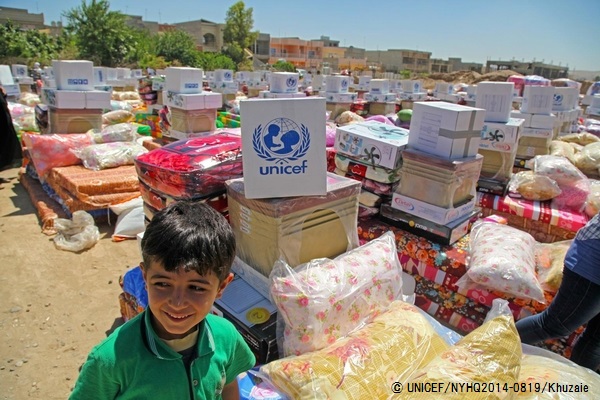 避難を強いられている人たちのために届けられた、毛布や水と衛生の緊急支援物資（イラク）© UNICEF/NYHQ2014-0819/Khuzaie