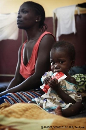すぐに口にできる栄養治療食を食べる子ども（中央アフリカ共和国）© UNICEF/NYHQ2013-1288/Terdjman