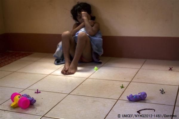 両親に育児放棄され、路上で3年間暮らしていた7歳の女の子。ユニセフが支援するセンターに保護された。（ニカラグア）© UNICEF/NYHQ2012-1461/Dormino