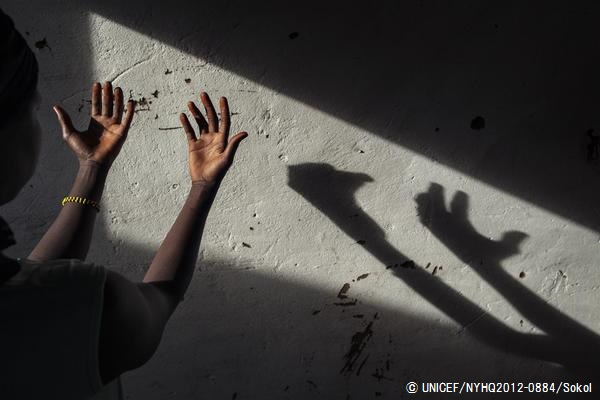 武装勢力に徴用され、性的虐待を受けていた16歳の女の子。解放され、ユニセフのトランジット・センターで支援を受けている。（中央アフリカ共和国）© UNICEF/NYHQ2012-0884/Sokol
