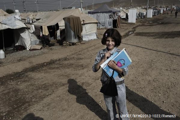 シリア難民のためのテントの学校に登校する女の子。（イラク）© UNICEF/NYHQ2013-1022/Romenzi
