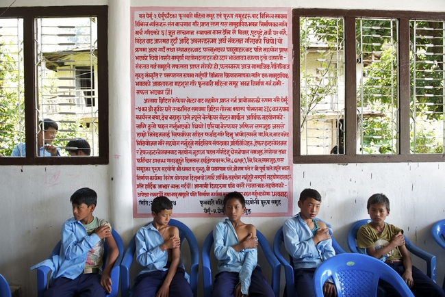 中学校で予防接種を終えた子どもたち（ネパール）©UNICEFNYHQ2012-0473INDRIAS GETACHEW