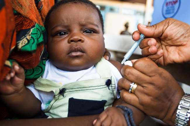 予防接種を受ける赤ちゃん（コートジボワール）　©NYHQ2011-0650_Asselin