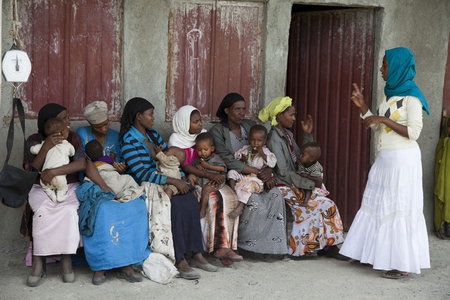 予防接種を受けに来て、語らうお母さんたち（エチオピア）©UNICEFNYHQ2012-1672SHEHZAD NOORANI