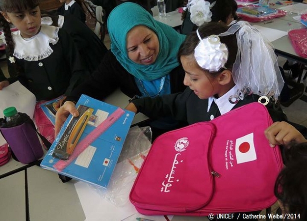ユニセフはガザでの学校再開にあたり、通学かばんや文房具、補助教材を配布。© UNICEF / Catherine Weibel/2014