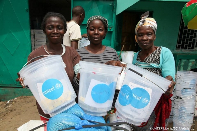 配布された衛生キットを受け取った住民たち。©UNICEF Liberia/2014/Ajallanzo