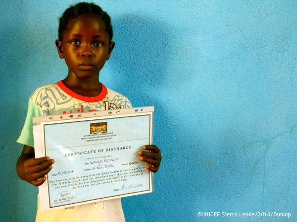 エボラ出血熱から回復したという証明書を見せるローズちゃん（5歳）。兄以外の家族全員がエボラに感染し、両親が亡くなって孤児となってしまった。（シエラレオネ）©UNICEF Sierra Leone/2014/Dunlop