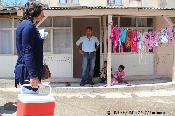 子どもたちが予防接種を受けられるよう、戸別訪問をするスタッフ。（トルコ）© UNICEF/UNI162702/Yurtsever